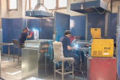 Schweißer bei der Metallbearbeitung in der Werkstatt