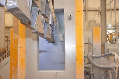 Industrielle Fertigungsmaschinen mit Lüftungssystemen
