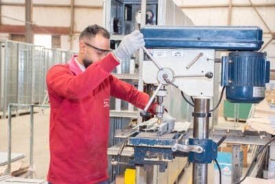 Industriearbeiter bedient eine Großmaschine im Werk