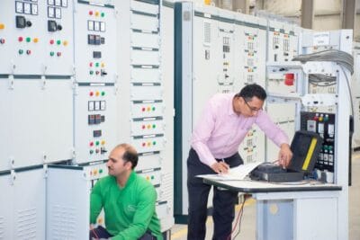 Techniker arbeiten an elektrischen Schaltschränken
