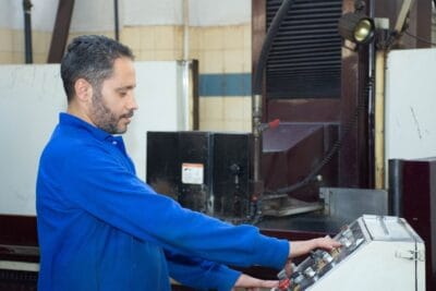 CNC-Maschinenbediener an industriellen Anlagen bei SEGA M
