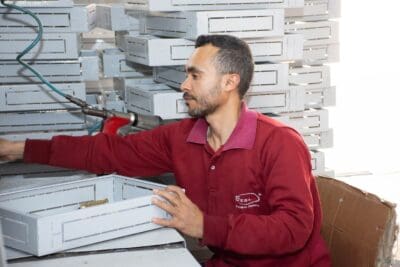 SEGA-M-Techniker montiert elektrische Gehäuse im Werk