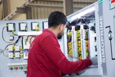Techniker repariert eine elektronische Leiterplatte bei SEGA M